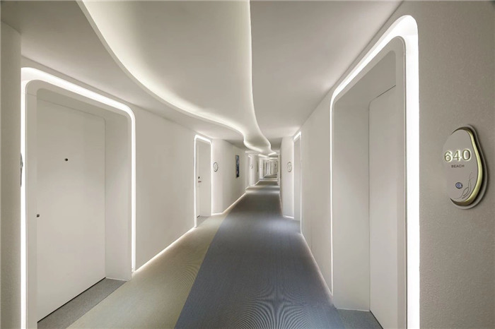 以海浪為靈感的純白前衛風度假酒店客房走廊設計案例賞析