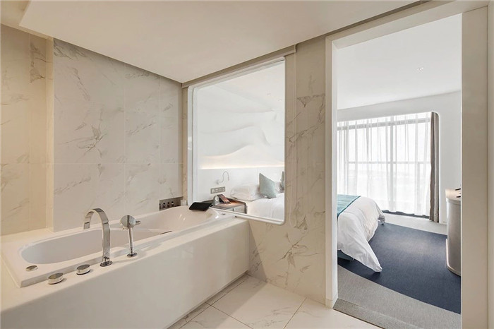 以海浪為靈感的純白前衛風度假酒店客房浴室設計案例賞析