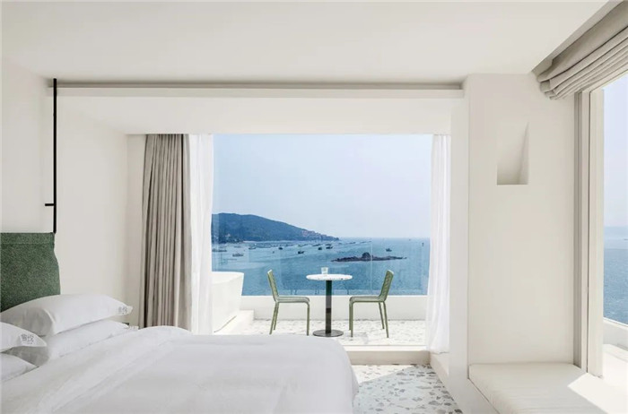 以希臘圣托里尼為主題的蜜悅度假酒店海景客房裝修設計實景圖